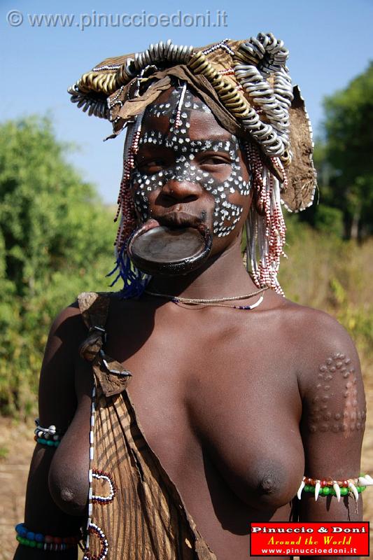 Ethiopia - Tribu etnia Mursi - 22 - Piattello labiale.jpg